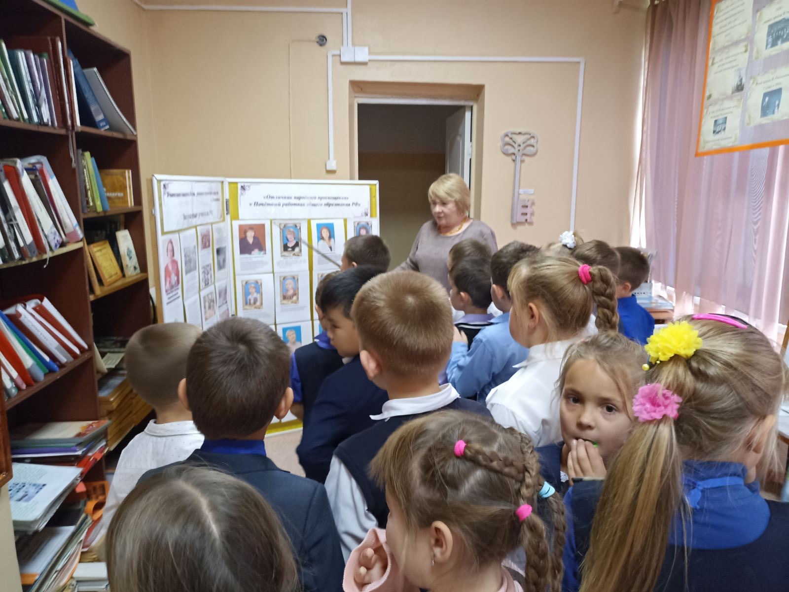 Гости в музее.